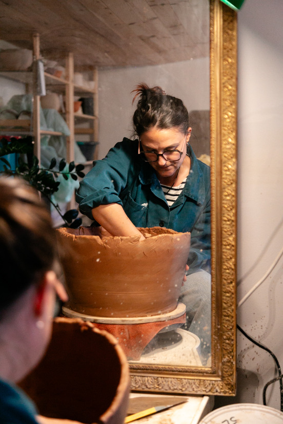 Relais artistique collectif HAL Studio - Participants gravant une jarre en céramique lors d'un évènement